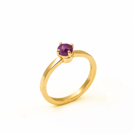 Yellow gold & ruby cabochon M ring