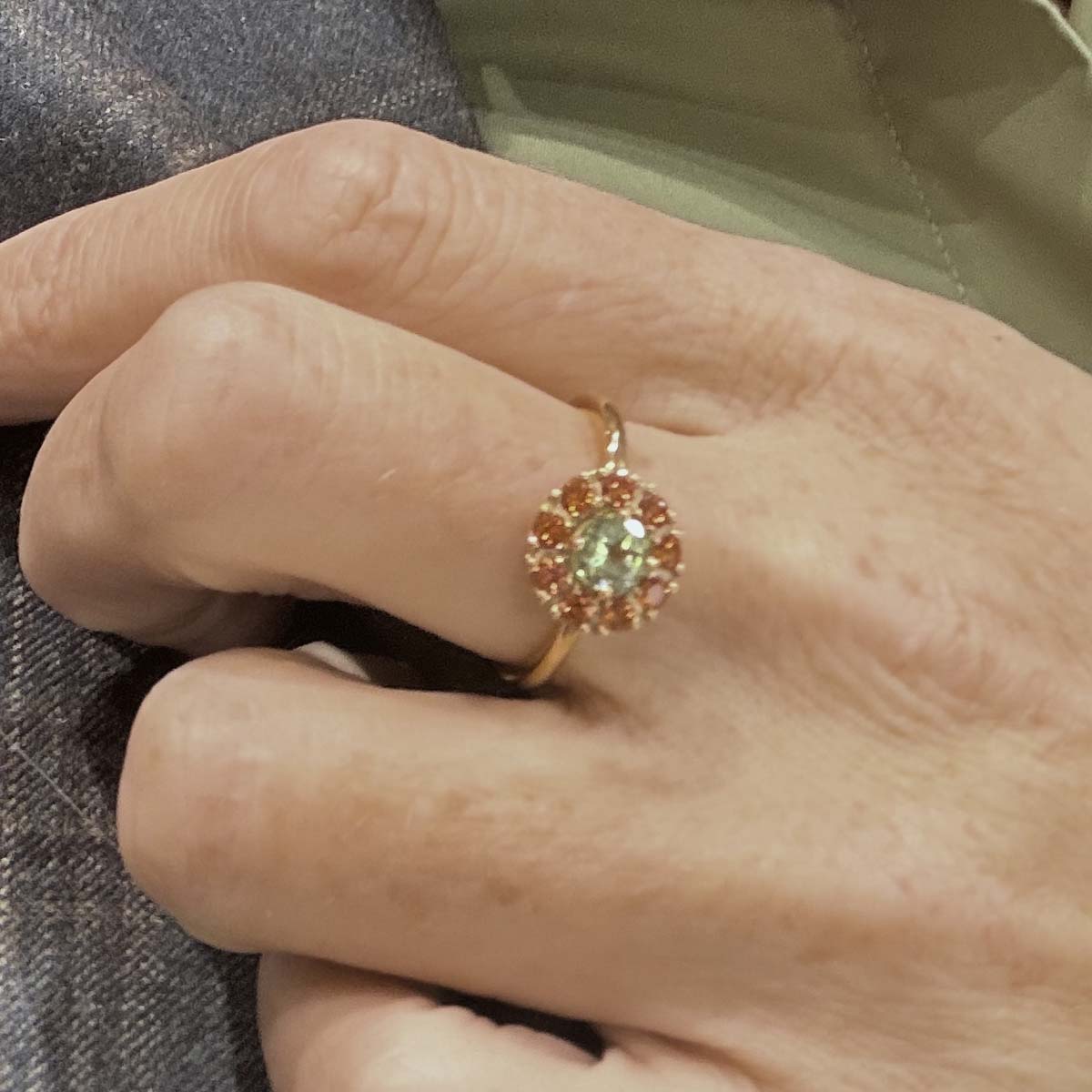 Bague fleur Akhal tourmaline verte et saphirs orange Image