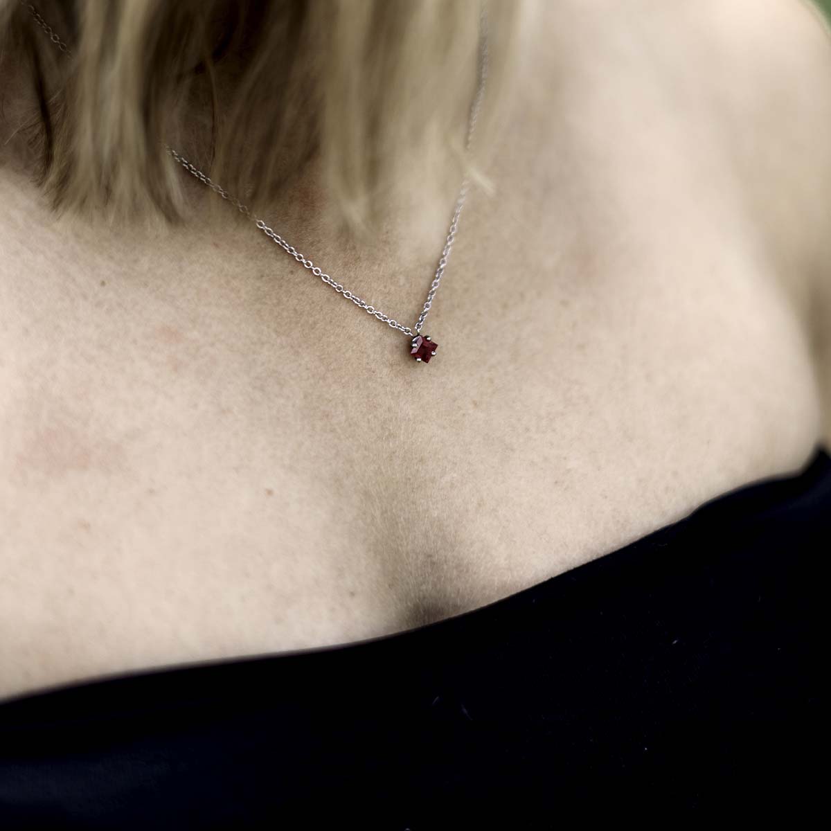 Collier Akhal avec pierre rubis, avis client Antoine Image