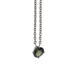 Collier or gris et tourmaline verte ovale